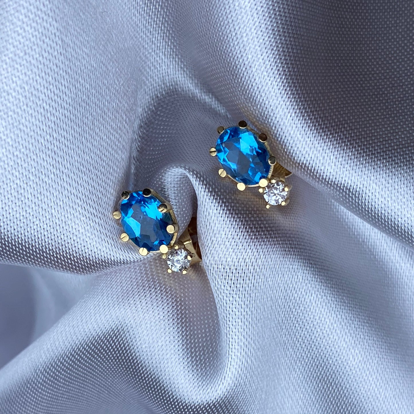 Aretes en Oro con topacios